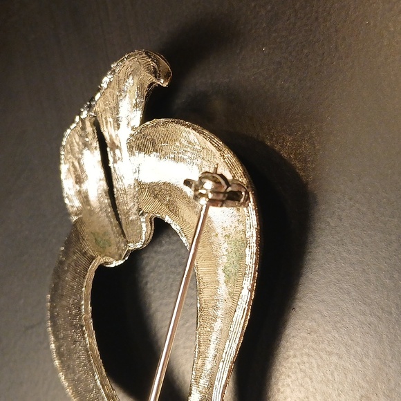 Vintage Silvertone Swirl Brooch Pin Womens Costume Jewelry - Picture 11 of 12